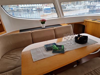 salongen og spisebordet i katamaranen