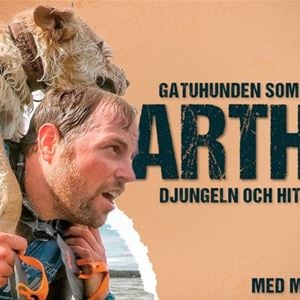  © Copy: https://www.atikko.se/event/mikael-lindnord-arthur-19-okt-2021-ostersund-1254/ , Man med hund på ryggen