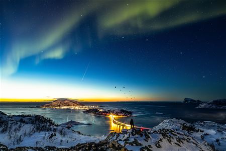 Panorama bilde av Sommarøy om vinteren med nordlys over