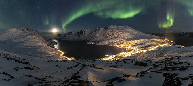Fjellene på Kvaløya med nordlyset over