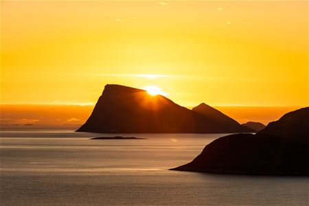 Fjellet Håja med midnattssola bak