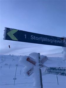 Guide sign to Storfjällsgraven.