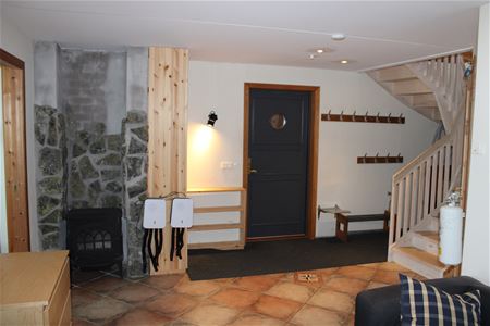 Hall med trappa till övre plan.