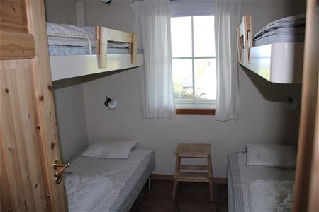 sovrum med två våningssängar.