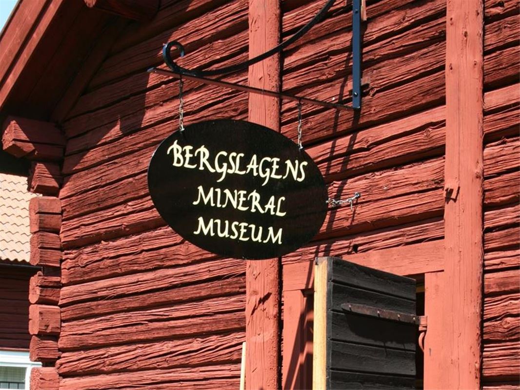 Entrén till Museet med en skyllt med texten Bergslagens mineral Museum. 