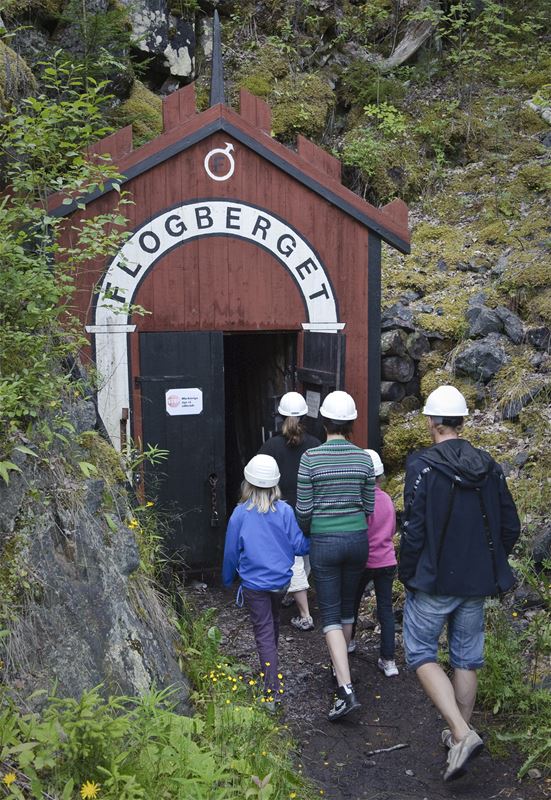 Besökare på väg in genom entréportalen till gruvan.