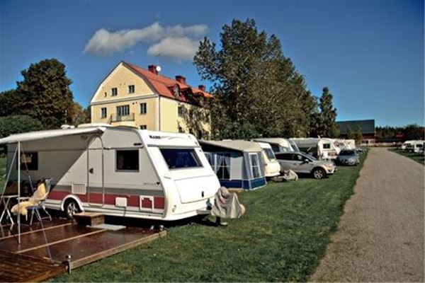 Husvagnar uppradade på campingplatserna. 