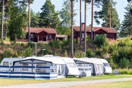 Husvagnar uppställda på Rättviks Camping.