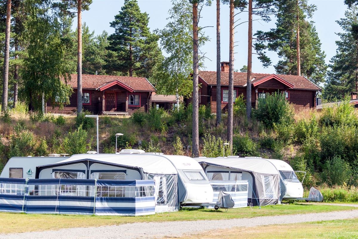 Husvagnar uppställda på Rättviks Camping.