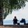 Par som sitter vid solstolar vid Siljandbadets strand.
