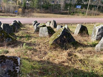 Stora stenar i rader och bilväg framför dessa. 