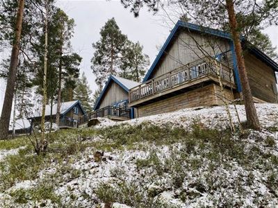 Stugor på en höjd med stora altaner.
