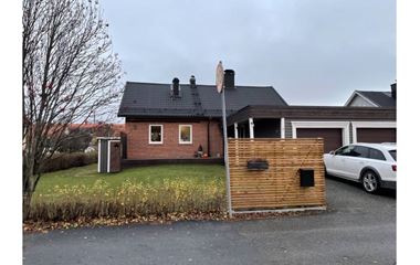 Umeå - Centrally located villa with several parking spaces - 8702