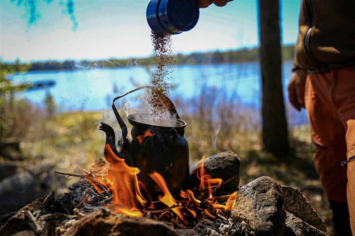 Kaffepanna över öppen eld. 