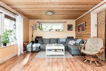 Färgbild inomhus, interiör av vardagsrum med soffa etc