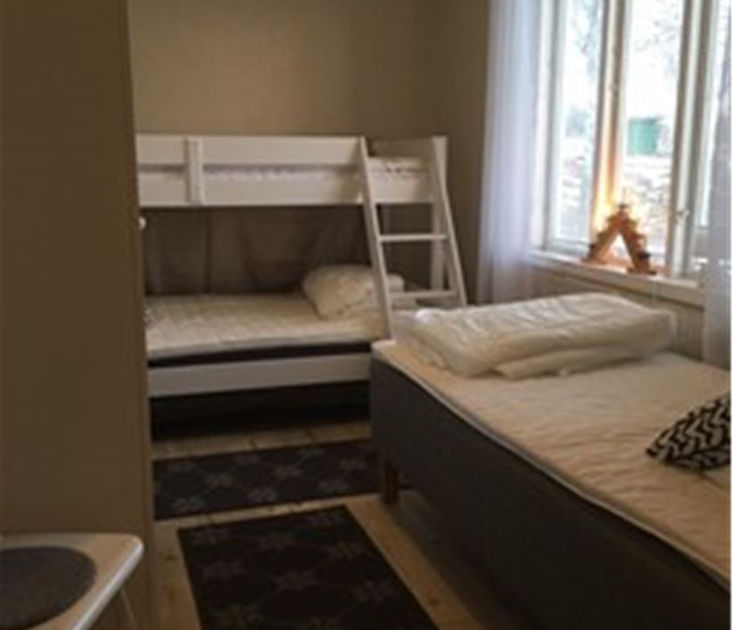 Sovrum med familjesäng 120 cm / 80 cm samt en enkelsäng på 90 cm