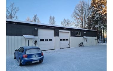 Umeå  - Hus med 15 bäddar fördelat på 6 sovrum med stor gårdsplan industridel med möjlighet att parkera bile - 10383