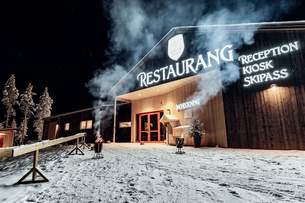 Exterior of restaurant Renen & Älgen, snow on the ground and dark skyf