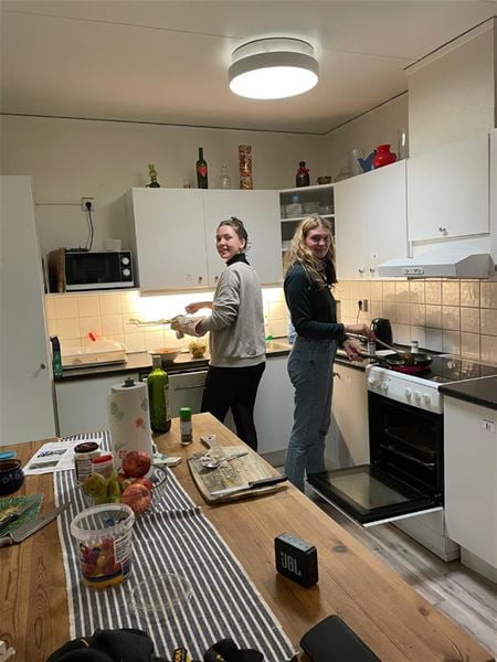Två tjejer som lagar mat. 