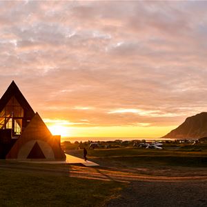 Camping med midnattssolen fra strandkanten - Lofoten Beach Camp