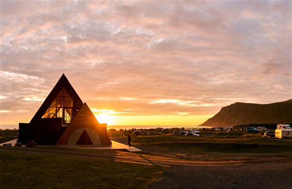 Camping med midnattssolen fra strandkanten - Lofoten Beach Camp 