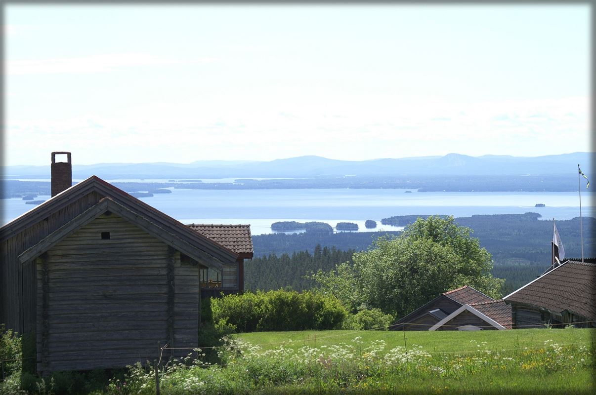 Utsikt över Orsasjön och fäbodstugor.