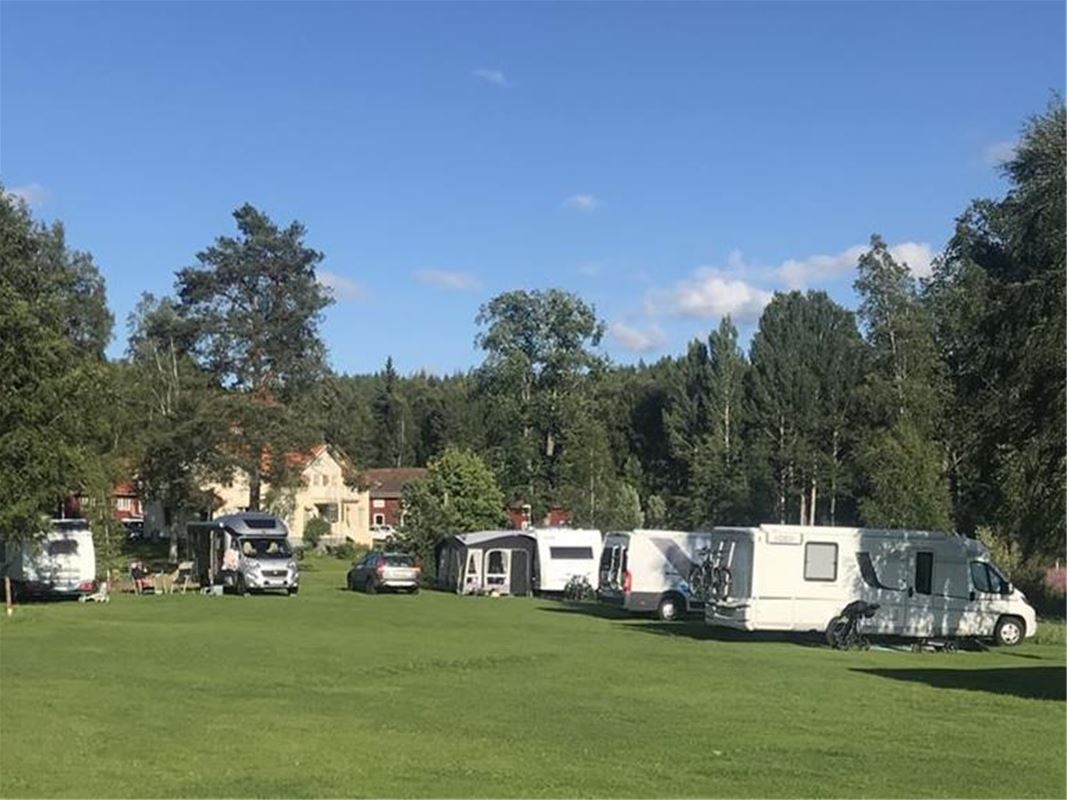 Bilar och husvagnar på campingen. 