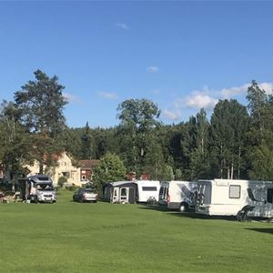 Bilar och husvagnar på campingen. 
