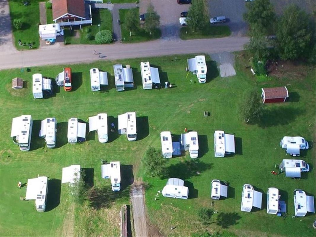 Många husvagnar på campingen sedda från ovan. 