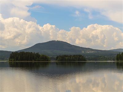 Gesundaberget i horisonten med sjön närmast kameran. 