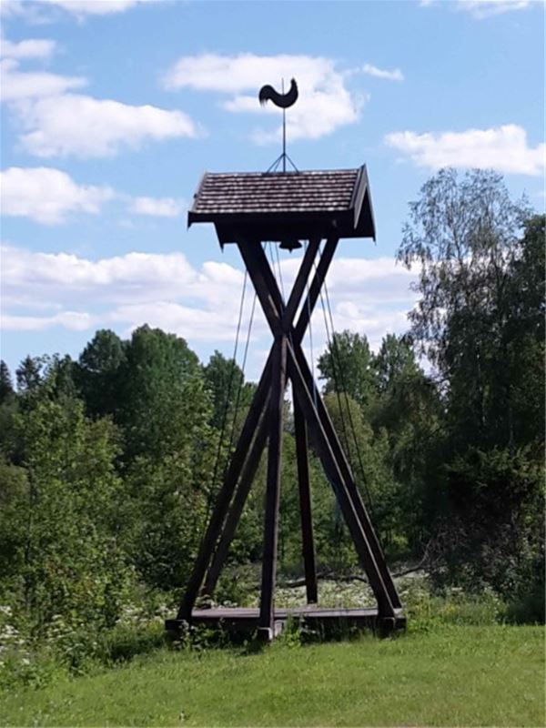 Klockstapel i grönska. 