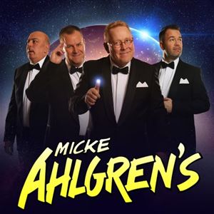 Fyra män i vit skjorta fluga och mörk kostym, gul text Micke Ahlgrens.