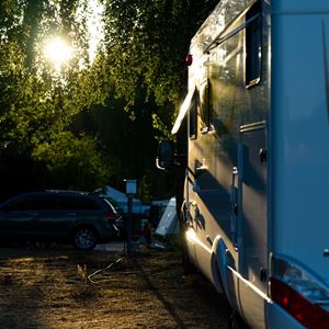 Campingtomt med el för husvagn