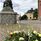 Statyn Engelbrekt på Stora Torget i Falun med en blomuppsättning i nederkant av bilden.