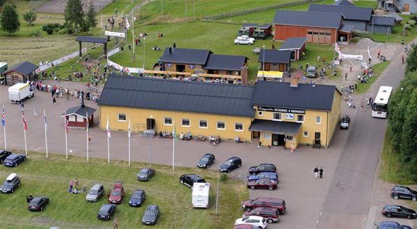 Bild från ovan på Evertsbergs bygdegård med några bilar utanför. 