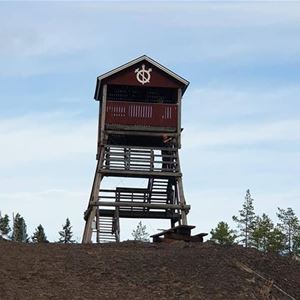  © Föreningens bild, Ett högt utsiktstorn som står på en kulle.