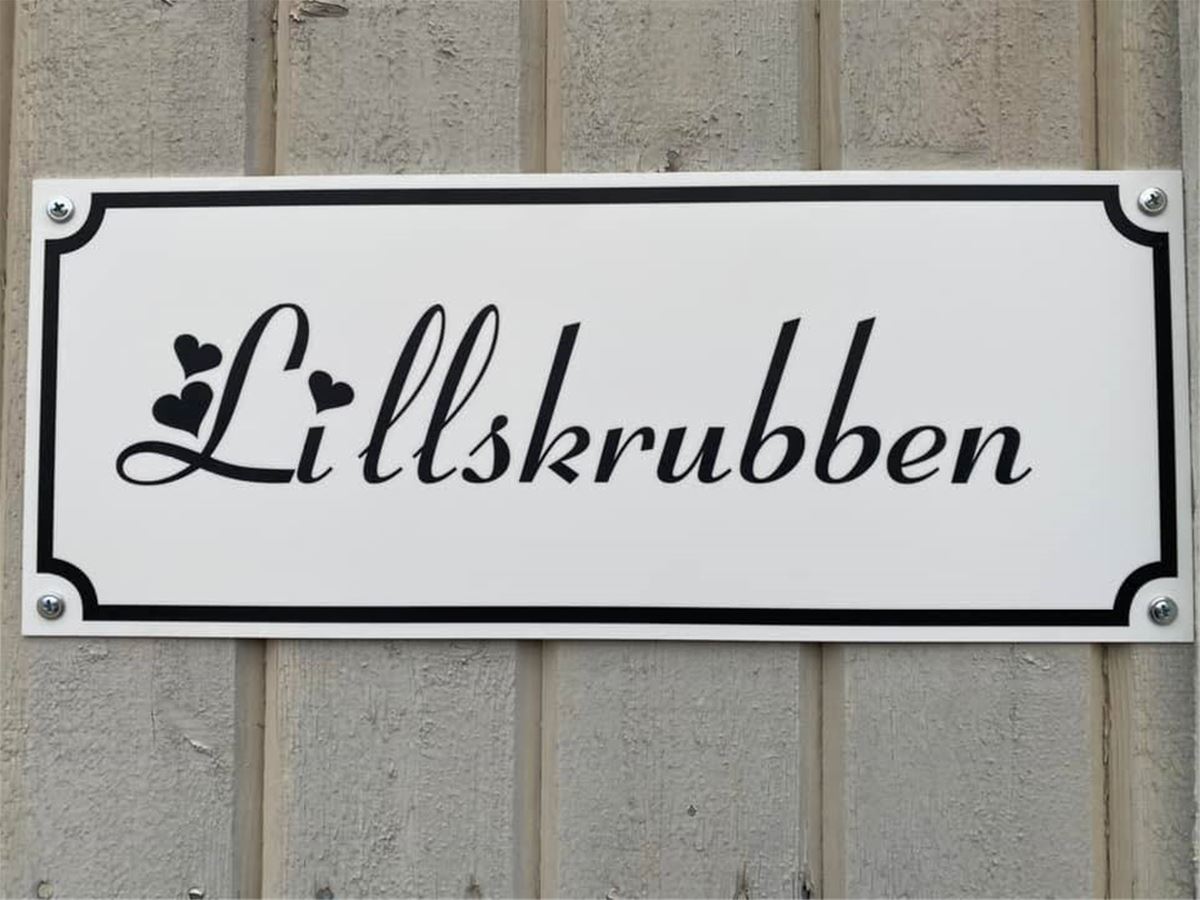 Färgbild - närbild på vit skylt med svart text.