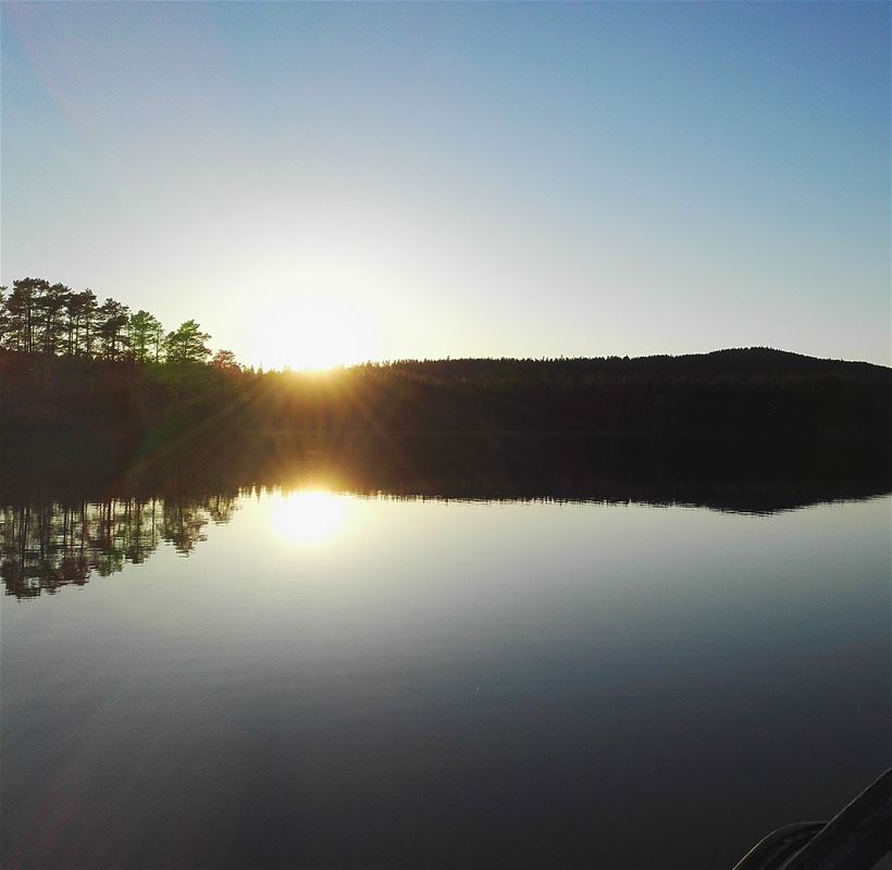 Solnedgång vid sjön.