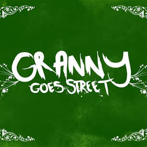 Logga, grön bakgrund, Granny goes street med vita bokstäver, blommor och kurbits i vitt.