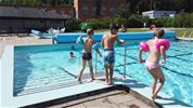 Barn som leker vid poolen