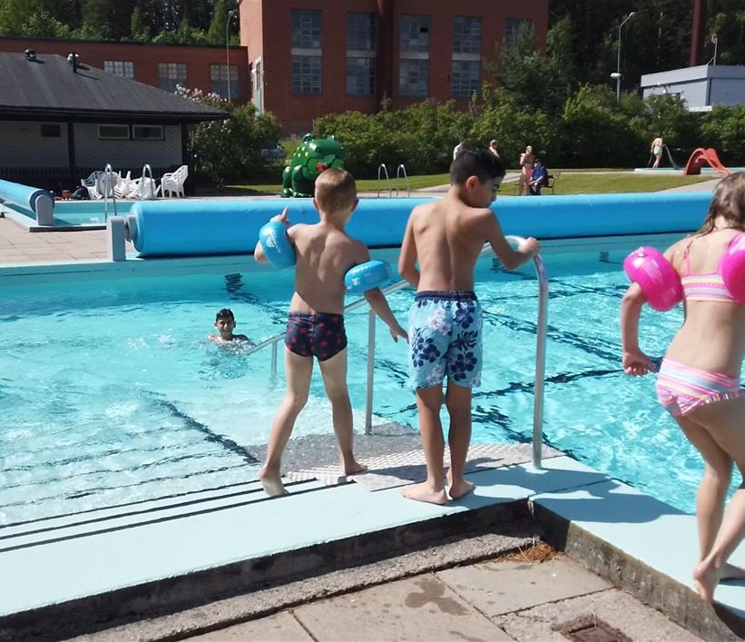 Barn som leker vid poolen