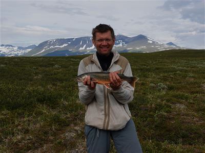 person som holder en fisk