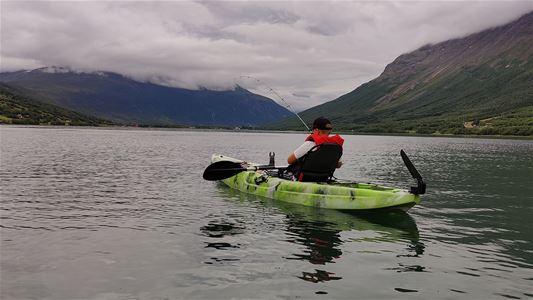 person i fiskekajakk