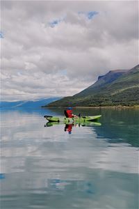 person i fiskekajakk