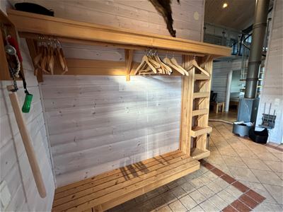 Hall med jackhängare.