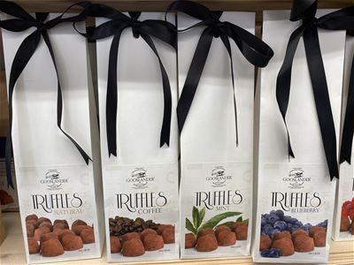  Engelska Chokladtryfflar i olika förpackningar Chocolate truffles in different packages.
