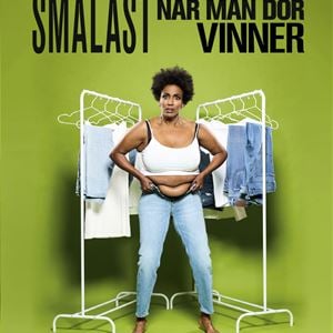  © Copy: https://marikacarlsson.com/ , Kvinna framför kläder