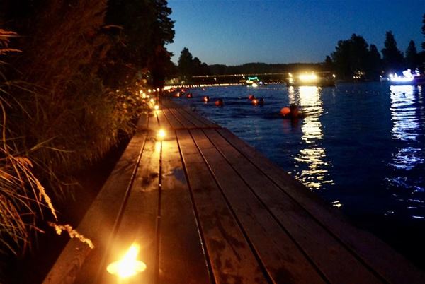  &copy; Vansbrosimningen, The river in the dark with marshals on the bridge.