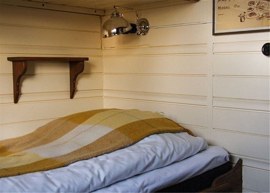 Ett rum med en säng.
