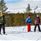 En familj som åker längdskidor.